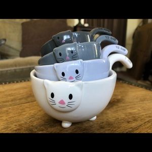 Set of 4 cat nesting measuring cups.  NWT.